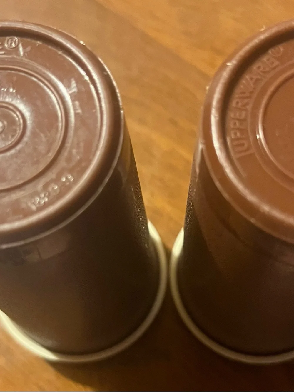 Tupperware salt & pepper shakers Brown lid hinge broken